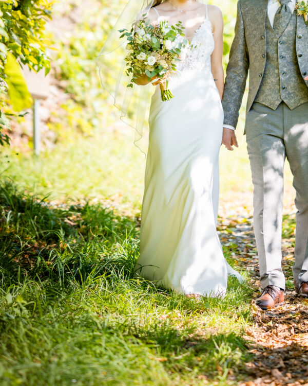 schlichtes gerades Brautkleid feine Spitzen und modern in im Thurgau heiraten