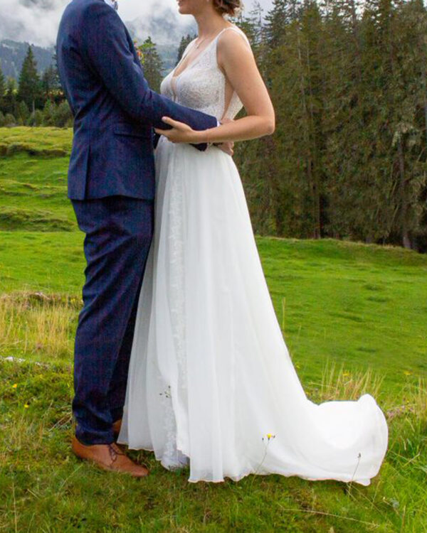 the one ein bezaubendes leichtes Brautkleid für eine wunderbare Hochzeit