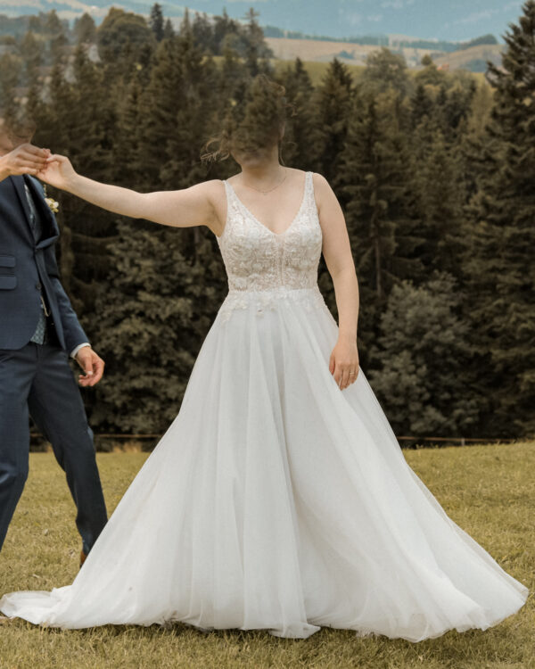 Ein Brautkleid der Marke Lohrengel. Mit feinen Spitzen und luftig fliessend