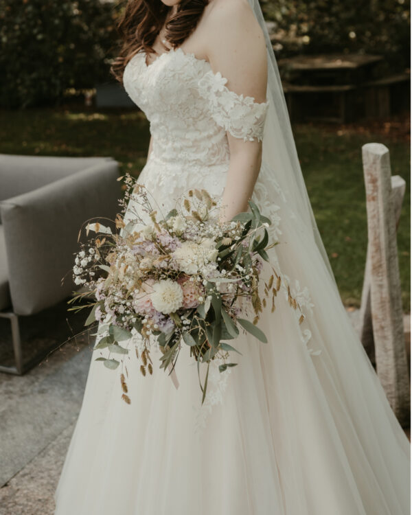 romantic pur bezauberndes Brautkleid von Ladybird. Carmenärmel machen das Kleid perfekt