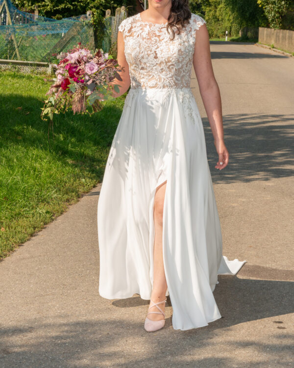 raffiniert mit Beinschlitz besticht dieses Brautkleid von novabella Bridal