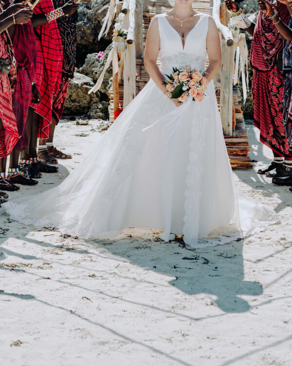 Strandhochzeit in einem leichten und traumhaften Brautkleid von Bianco Evento.