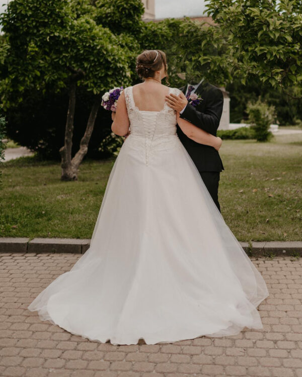 Ein Traumkleid von Collector Bridal. Ein Brautkleid dass die Curvy Braut strahlen lässt