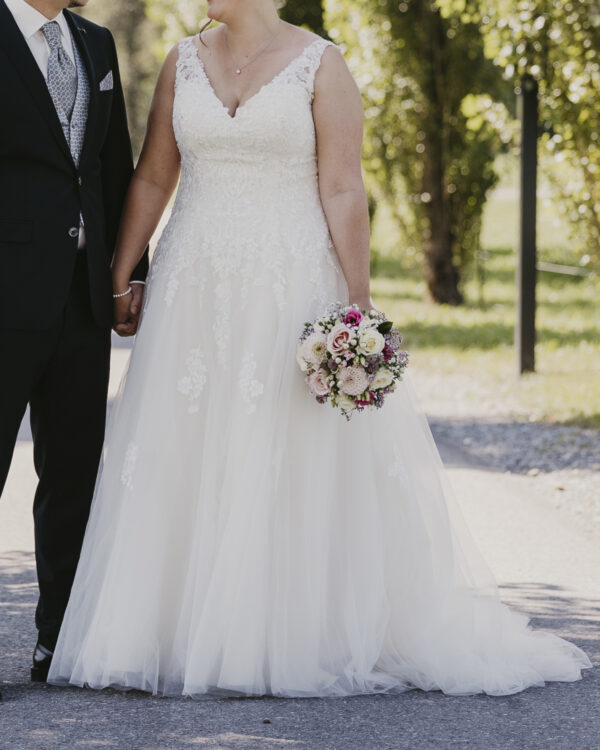 Curvy Brautkleid mit bezaubernden Spitzen.