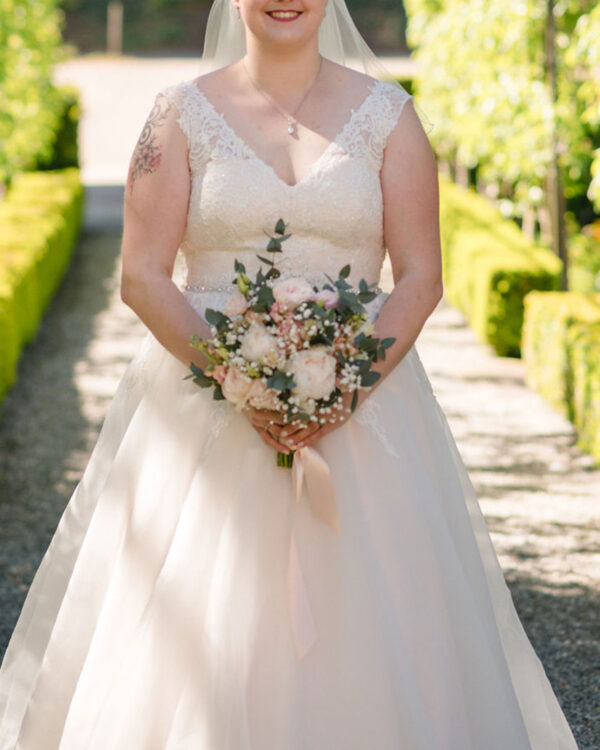 bezauberndes Brautkleid in der Farbe Blush Apricot aus der Kollektion Lovley von Mode de Pol