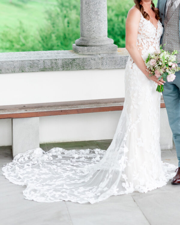 ein wow Brautkleid von Enzoani Blue. Anliegend und mit verführerischen Spitzen - zu finden bei monarosa in Bronschhofen