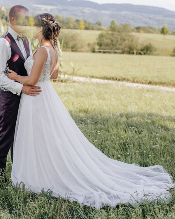 weich fliessendes Brautkleid aus dem Hause Lilian West. Bezaubernde Spitzen und einen tollen Ausschnitt machen das Kleid perfekt. zu kaufen in Bronschhofen bei monarosa