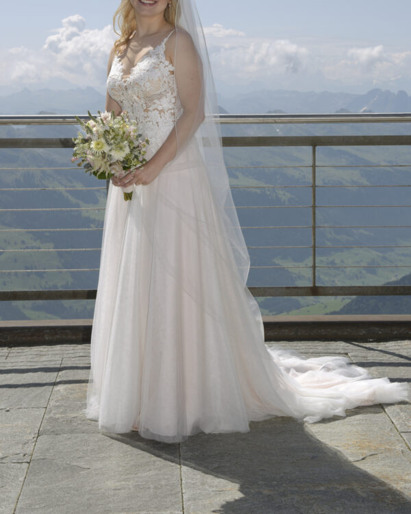 ein Traum von Brautkleid der Marke Lina Becker. Perfekt für eine Hochzeit in den Bergen. Vielleicht auf dem Säntis