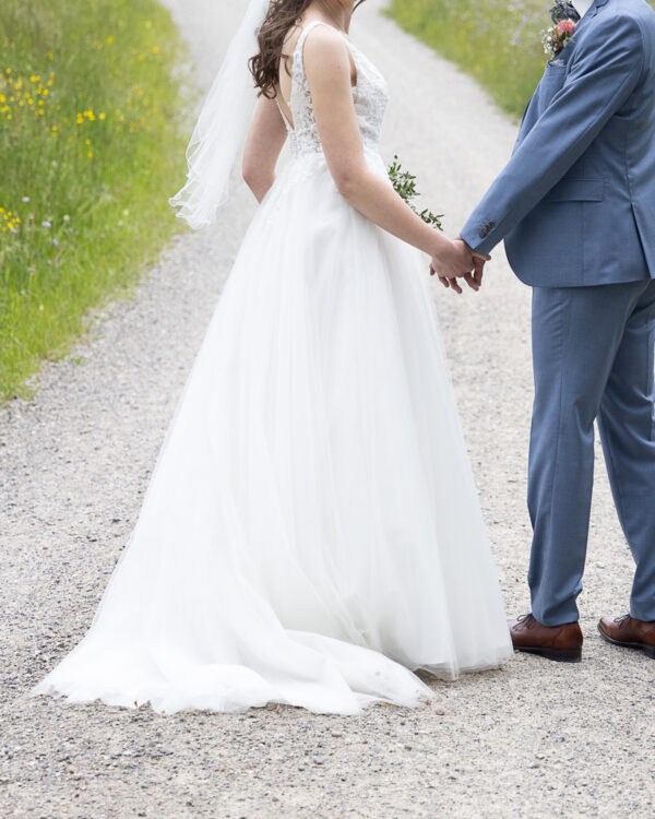 zart und fein mit lieblichen Spitzen ist dieses Brautkleid