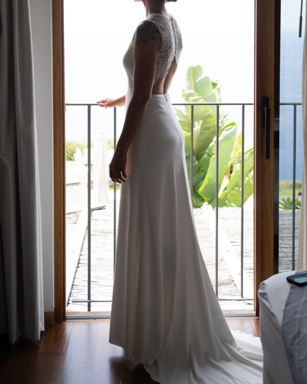 schlichtes Brautkleid mit tollem Spitzenrücken