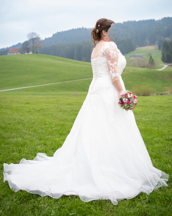 Brautkleid von Lohrengel mit langen Ärmeln Curvy Bride