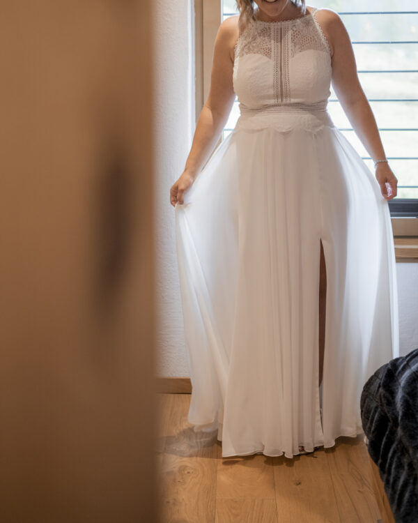 ein Traumbrautkleid von Marylise - weich fließend mit einem kecken Beinschlitz