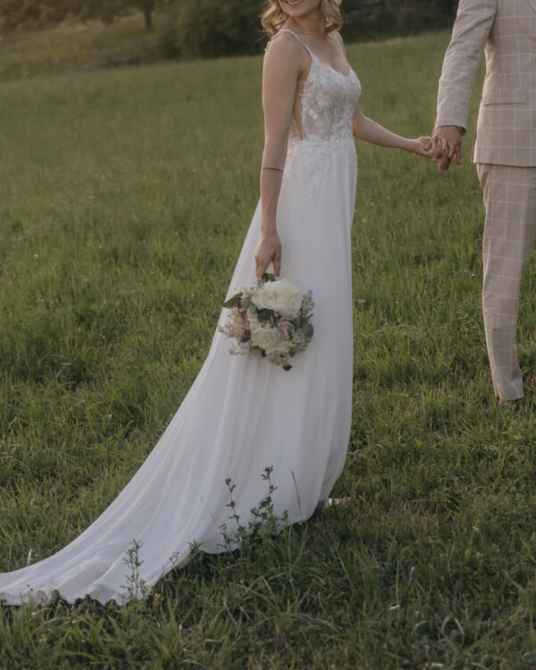romantisch verspielt und einfach ein tolles Brautkleid von Sinceriy zu kaufen bei monarosa in Bronschhofen