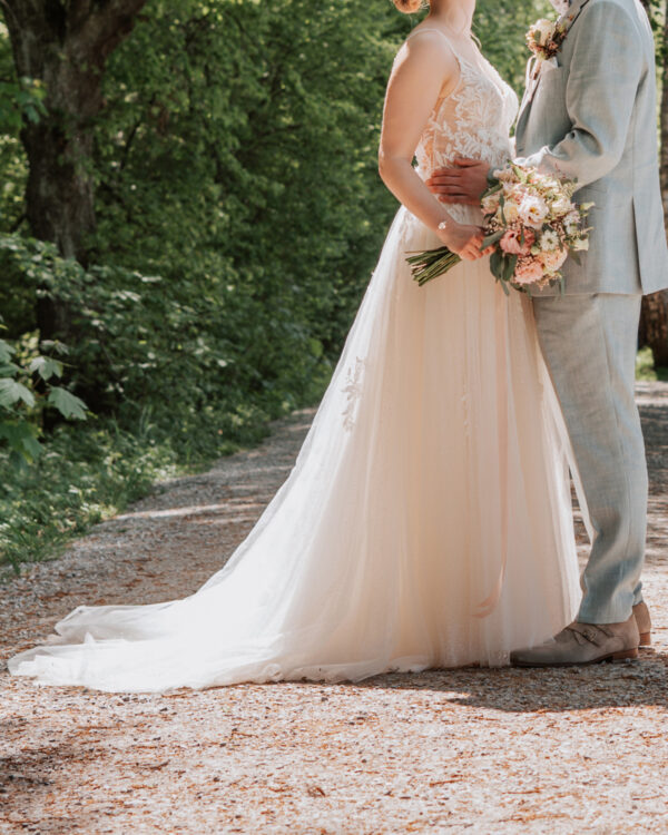Brautkleid von Amelie Bezaubernd und einfach wunderschön mit feinen Spitzen und leichter Transparenz
