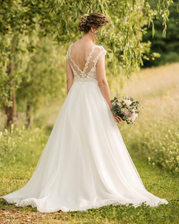 bezaubernder Rücken und weich fließender Rock so zeit sich das Brautkleid Agnes