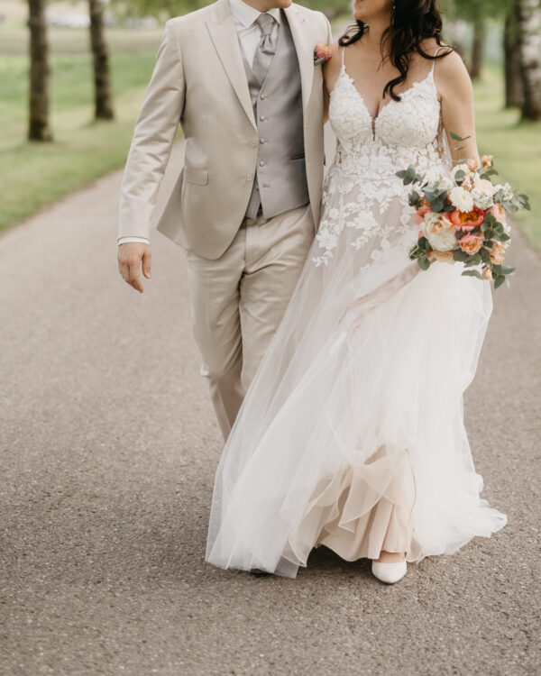 Romantik trifft Liebe umschreibt dieses traumhafte Brautkleid.