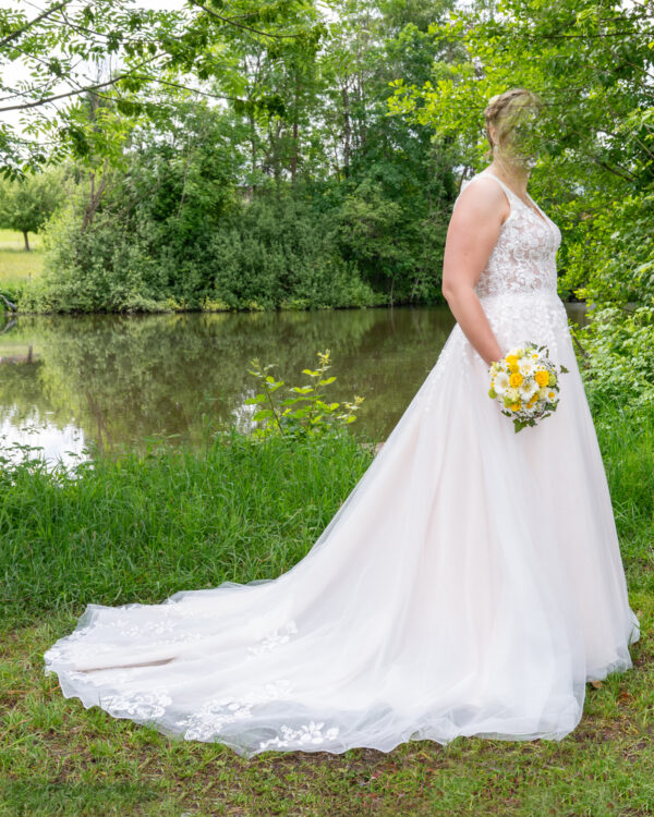 bezauberndes Brautkleid min der Farbe blush mit feinen Spitzen der Marke Tres Chic miss Emily nun bei monarosa in Braonschhofen/Wil