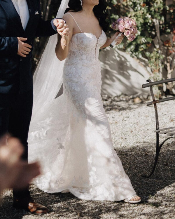 Fit and Flare ist die Form des tollen Hochzeitskleides mir Floralen Spitzen und leichtem Blush