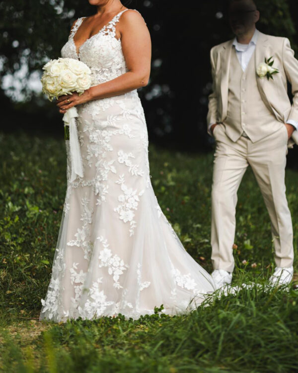 Ein Traum Brautkleid der Marke Stella York Fit and Flare in leichtem Blush mit bezaubernden Spitzen