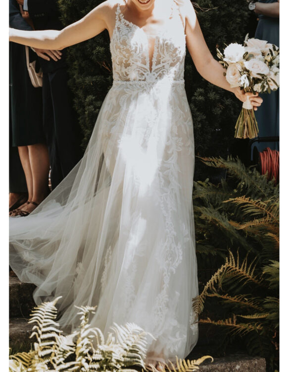 fit and flare mit tollen Spitzen und spektakulärem Rücken. Dies ist das Kleid von Essense of Australia Brautkleid zu kaufen bei monarosa Bronschhofen