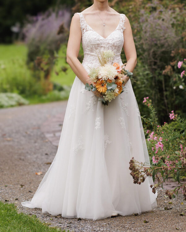 leicht fließendes Brautkleid mit tollen Spitzen - jetzt in Bronschhofen bei monarosa