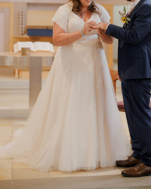 was für ein schönes Brautkleid von Tres Chic zarte Spitzen machen es zu etwas Besonderem