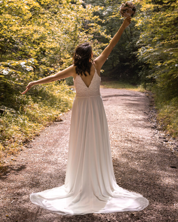 schlichtes Brautkleid mit feinen Spitzen