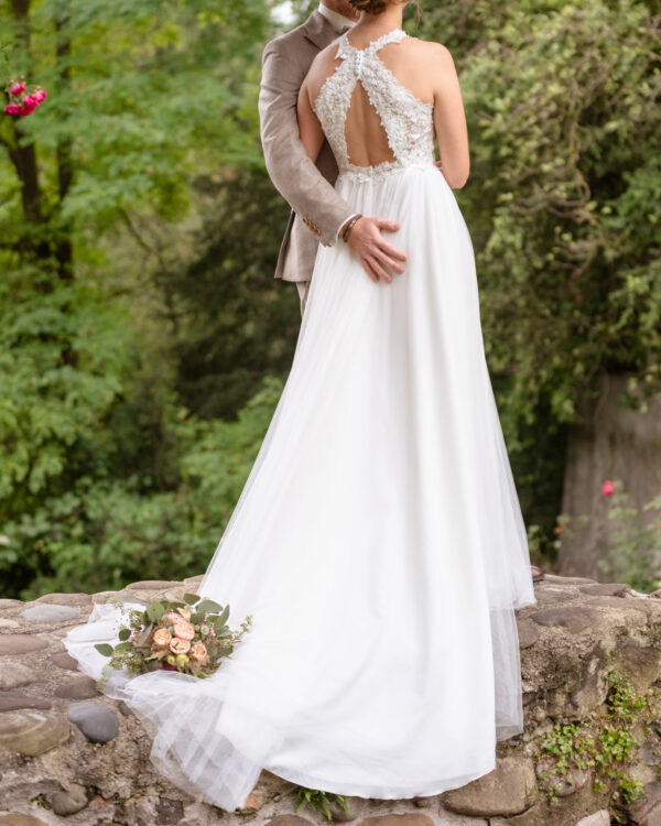 schlichtes und doch mit einer gewissen Raffinesse zeigt sich das Brautkleid von Bianco Evento