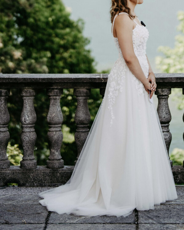 verspieltes Brautkleid mit Beinschlitz